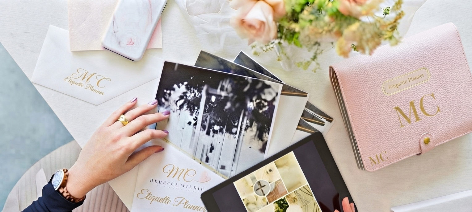 Mesa de trabajo de planeación con fotografías y detalles personalizados