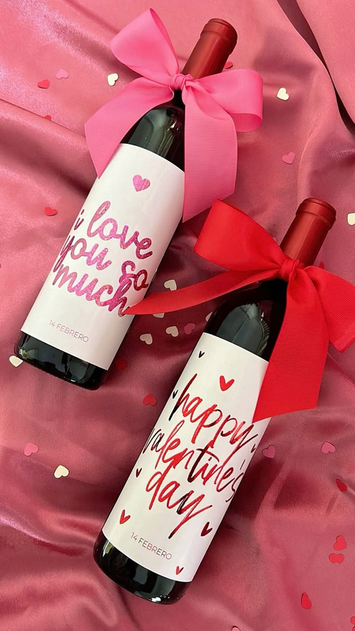 Caja de regalo personalizada con listón rojo