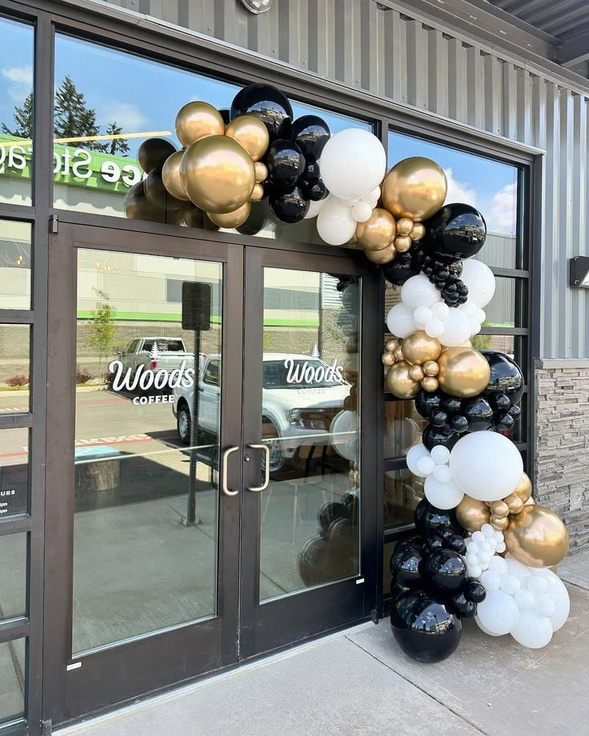Decoración de evento corporativo con globos